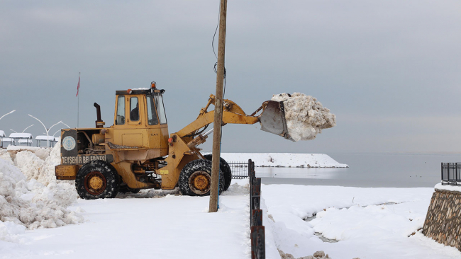 Beyşehir Gölü'ne kamyonlarla kar dökülüyor